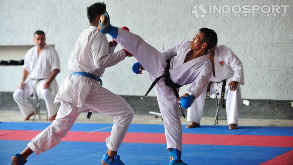 Karateka Indonesia, Suryadi mengarahkan tendangan ke arah kepala Hendro Salim pada saat latih tanding di kawasan Gelora Bung Karno.
